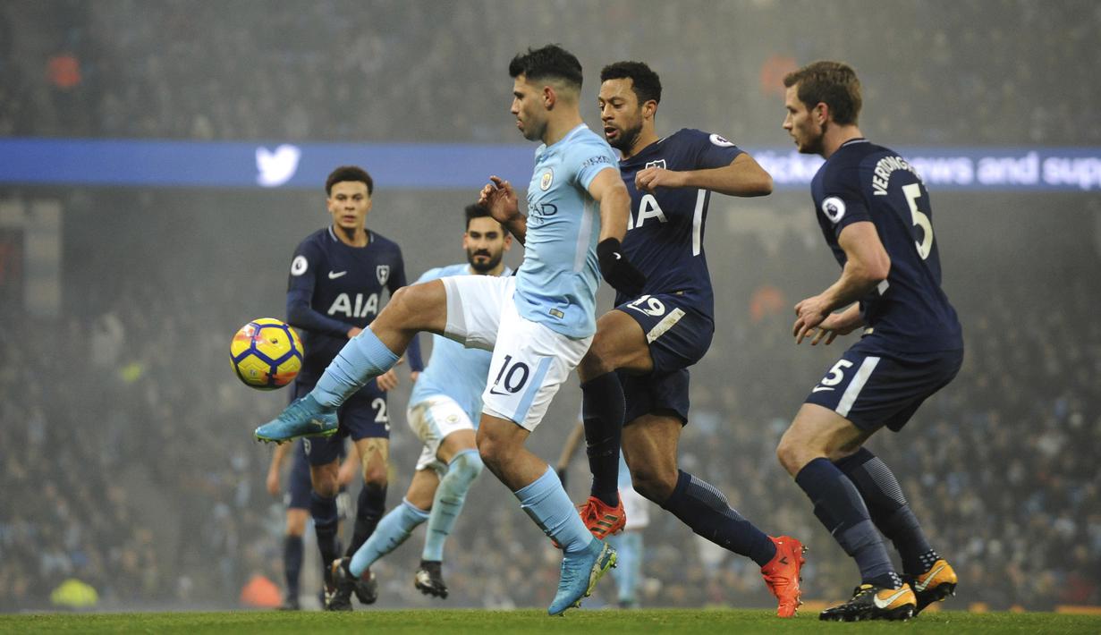 Pemain Manchester City, Sergio Aguero (tengah) berusha keluar dari kepungan pemain Tottenham pada lanjutan Premier League di Etihad Stadium, Manchester, (16/12/2017). Manchester City menang 4-1. (AP/Rui Vieira)
