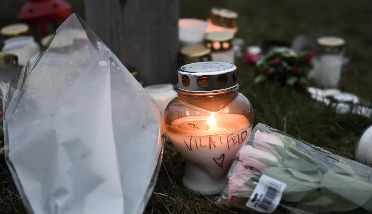 Lilin dan bunga diletakkan pada saat peringatan peristiwa penembakan di salah satu pusat pendidikan di Orebro, Swedia, pada 5 Februari 2025. (Jonathan NACKSTRAND/AFP)