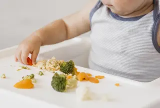 Messy eating bukan sekadar berantakan, melainkan bagian penting dari proses belajar anak. [Dok/freepik.com]