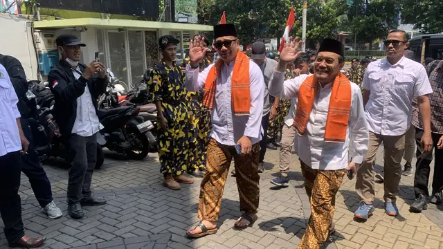 Pasangan calon gubernur dan Wakil gubernur Jakarta Ridwan Kamil - Suswono tiba di Hotel Maxone, Jakarta Pusat yang menjadi titik temu sebelum mendaftar ke KPU Jakarta.
