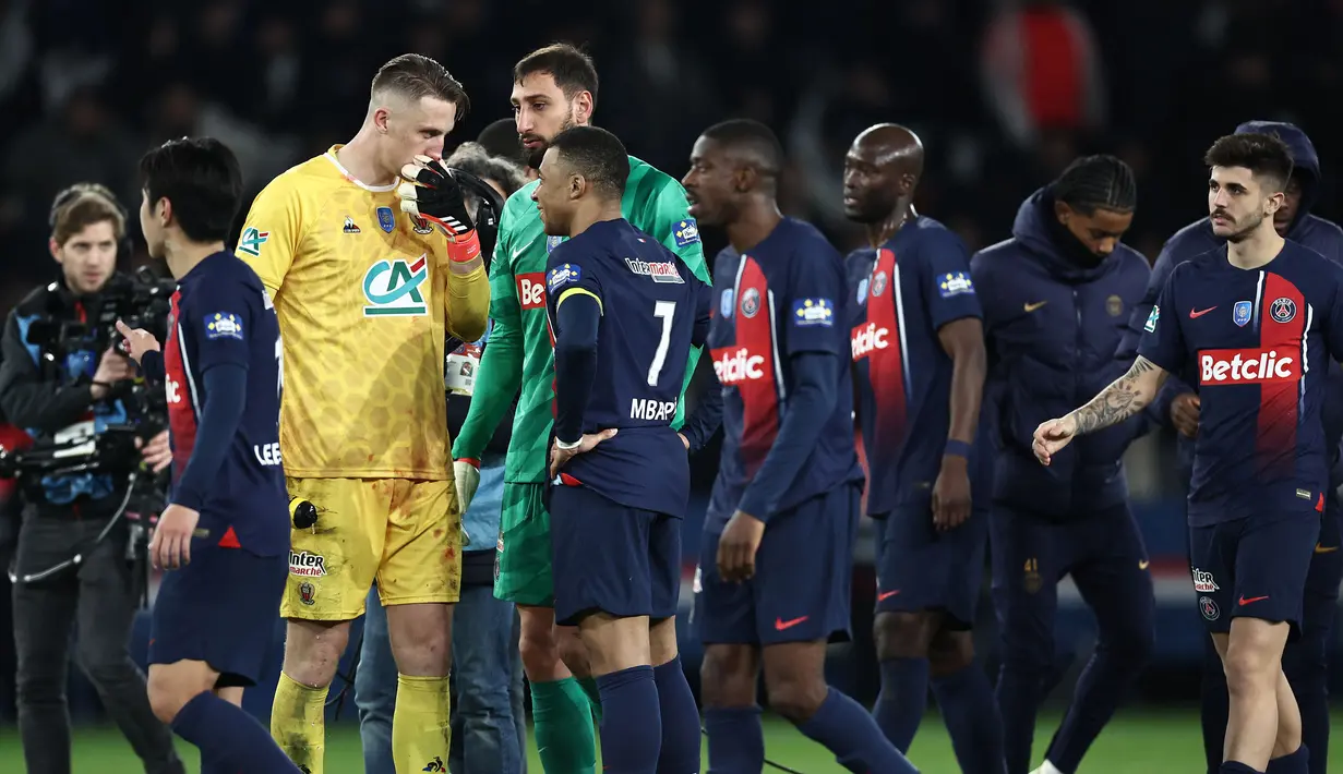 Kylian Mbappe (7) dan sejumlah pemain PSG bercengkrama dengan kiper Nice, Marcin Bulka setelah laga perempat final Coupe de France 2023/2024 di Stadion Parc des Princes, Paris, Prancis, Kamis (14/03/2024) dini hari WIB. (AFP/Franck Fife)