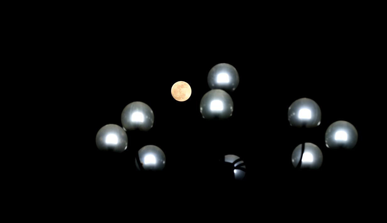 Bulan purnama terlihat di Yangon, Myanmar (29/11/2020). Festival Tazaungdaing, yang juga dikenal sebagai Festival Cahaya, jatuh pada hari bulan purnama di bulan kedelapan kalender tradisional Myanmar. (Xinhua/U Aung)