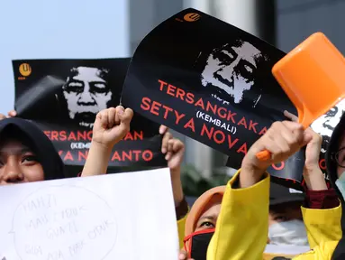 Sejumlah mahasiswa yang tergabung dalam UI Beraksi melakukan aksi di depan Gedung KPK, Jakarta, Jumat (13/10). Mereka meminta KPK segera menetapkan kembali status tersangka kepada Setya Novanto. (Liputan6.com/Helmi Fithriansyah)