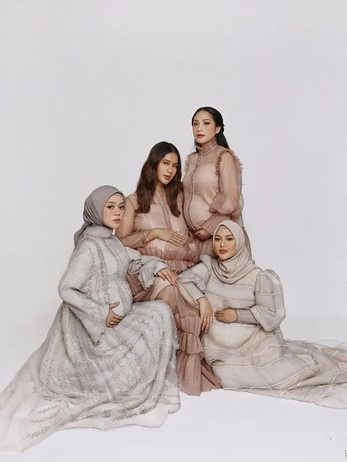 [Fimela] Pemotretan 4 Artis Hamil