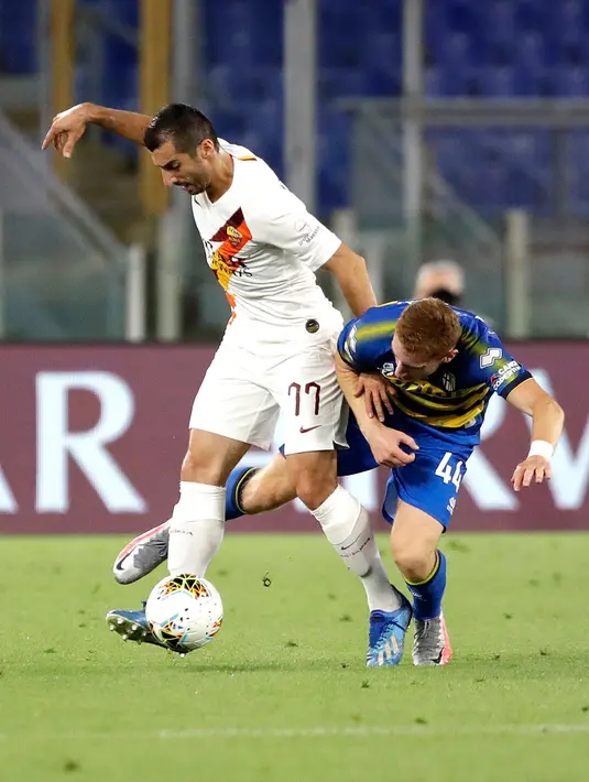Gelandang AS Roma,Henrikh Mkhitaryan berebut bola dengan pemain Parma,  Dejan Kulusevski dalam laga Serie A 2019-20 giornata 31 di Stadion Olimpico, Kamis (9/7/2020) dini hari WIB. AS Roma sukses mengalahkan Parma dengan skor tipis 2-1. (AP Photo/Alessandra Tarantino)