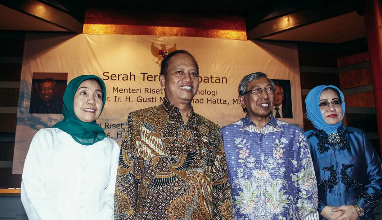 Mantan Menristek Gusti Muhammad Hatta dan Menristek Mohamad Nasir saat berfoto bersama usai acara serah terima jabatan di Auditorium BPPT, Jakarta, Selasa (28/10/2014). (Liputan6.com/Faizal Fanani)