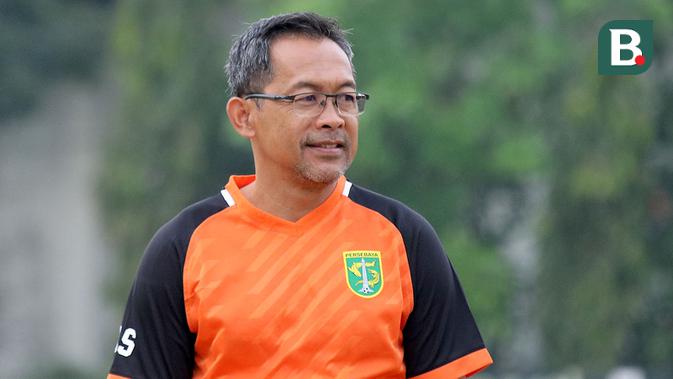 Aji Santoso, pelatih Persebaya. (Bola.com/Aditya Wany)
