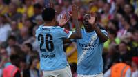 Jeremy Doku (kanan) merayakan golnya ke gawang Southampton saat Manchester City menang 2-1 pada semifinal Piala FA 2025/2026, Sabtu (25/4/2026) malam WIB. (AFP / Adrian Dennis)