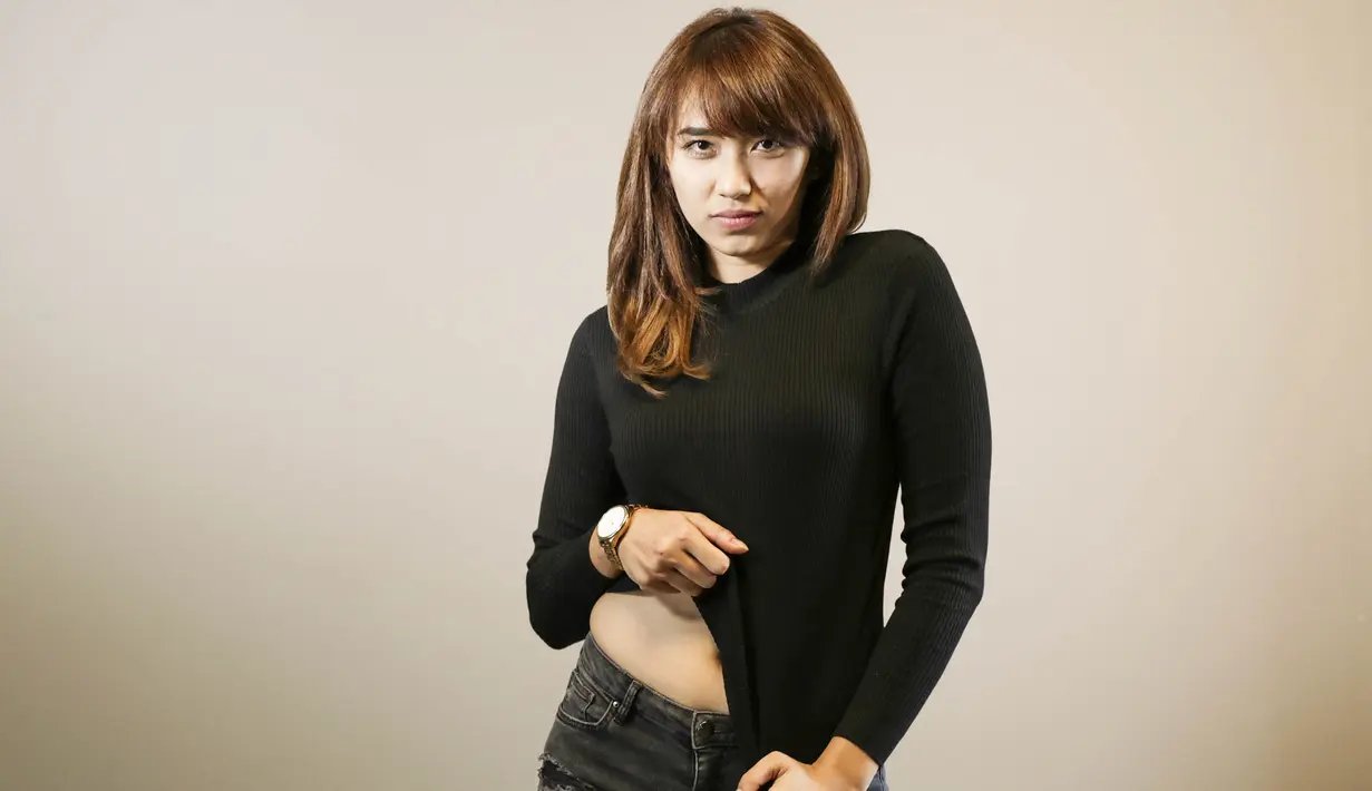 Mojang Bandung ini merupakan pemain voli asal klub Electric PLN. (Bola.com/Vitalis Yogi Trisna)