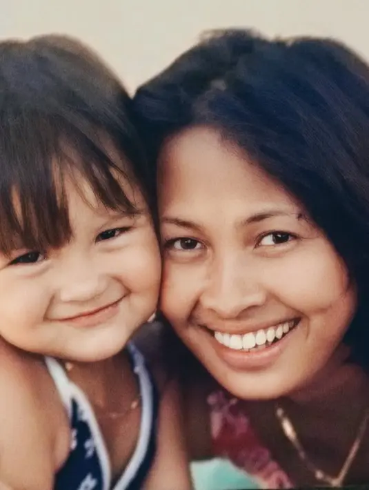 Saat Alyssa toddler, Risa tampil serasi mengenakan swimsuit.  [@alyssadaguise]