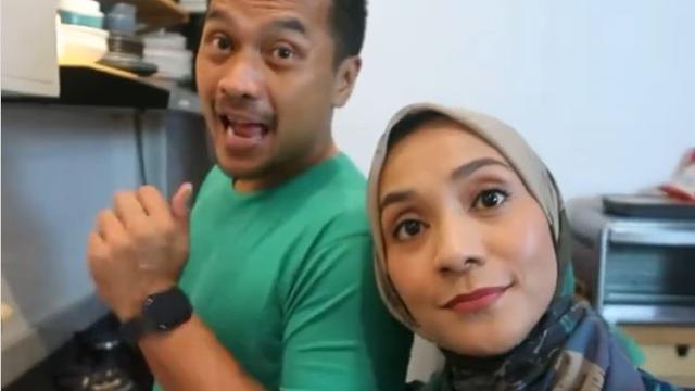 Jarang Terekspos, Ini 6 Potret Mesra Enno Lerian dan Suami yang Jago Masak