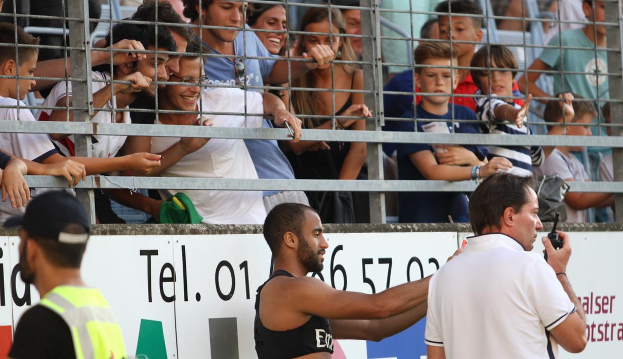 SAPA FANS – Gelandang serang PSG, Maura Lucas, memenuhi keinginan fans dengan berfoto selfie usai pertandingan. (Bola.com/Reza Khomaini)