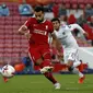 Pemain Liverpool, Mohamed Salah saat mengeksekusi tendangan penalti kala bersua Leeds United, Sabtu (12/9/2020). (AFP / PHIL NOBLE)