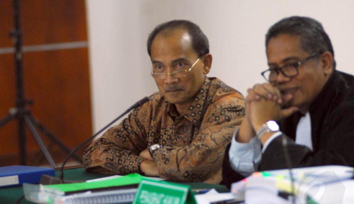 Terdakwa kasus korupsi Bank Century, Budi Mulya sedang mendengarkan keterangan saksi ahli yang dihadirkan JPU di Pengadilan Tipikor, Senin (5/5/14). (Liputan6.com/Miftahul Hayat) 