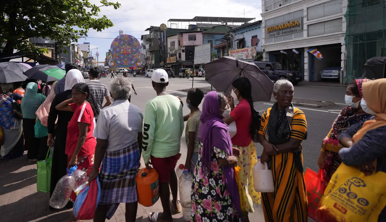 Antrean warga yang menunggu untuk mendapatkan minyak tanah di tengah kelangkaan gas untuk memasak di Kolombo, Sri Lanka, Selasa, 17 Mei 2022. Warga beralih menggunakan minyak tanah untuk memasak di tengah kelangkaan gas di mana antrean panjang terlihat dan kerap berubah menjadi aksi protes dadakan karena konsumen mulai frustasi dan khawatir kehabisan stok. (AP Photo/Eranga Jayawardena)