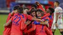 Para pemain Chelsea merayakan gol yang dicetak oleh Olivier Giroud ke gawang Sevilla pada laga Liga Champions di Stadion Ramon Sanchez Pijuan, Kamis (3/12/2020). Chelsea Menang dengan skor 4-0. (AP/Angel Fernandez)