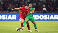Pemain Timnas Indonesia, Jordy Amat (kiri) berebut bola dengan pemain St Kitts and Nevis, Yohannes Mitchum dalam laga semifinal FIFA Series 2026 di Stadion Utama Gelora Bung Karno (SUGBK), Senayan, Jakarta, Jumat (27/03/2026). (Bola.com/Abdul Aziz)