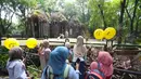 Pengunjung tampak mengelilingi area Ragunan untuk menyaksikan gajah, jerapah, rusa tutul, burung pelikan, dan beragam satwa lainnya. (Kapanlagi.com/Budy Santoso)