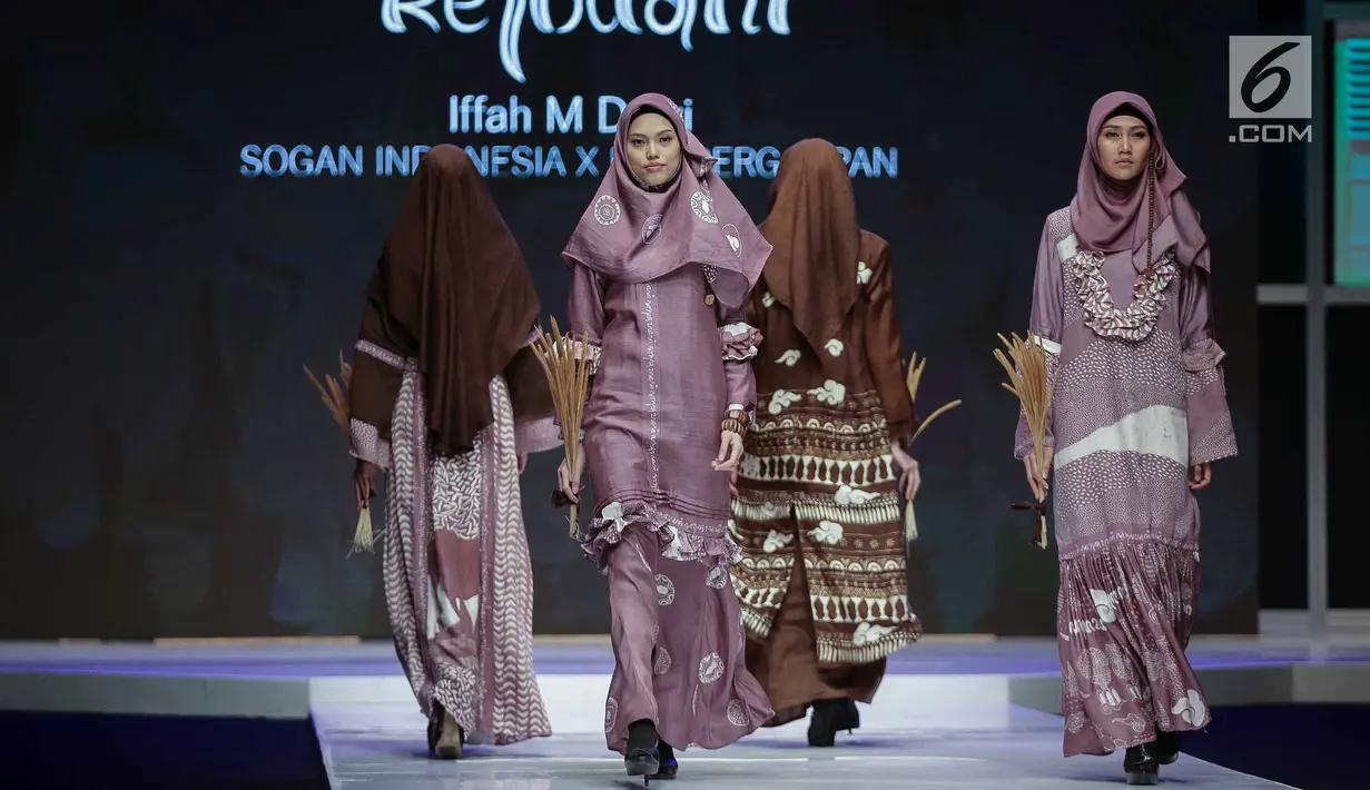 Model mengenakan busana rancangan desainer Iffah M Dewi saat tampil dalam Muslim Fashion Festival 2018 di Jakarta, Jumat (20/4). Iffah M Dewi menampilkan rancanganya dengan tema 'Rejodani'. (Liputan6.com/Faizal Fanani)