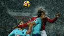 Striker Manchester United, Romelu Lukaku, duel udara dengan bek AFC Bournemouth, Nathan Ake, pada laga Premier League di Stadion Old Trafford, Rabu(13/12/2017). Manchester United menang 1-0 atas AFC Bournemouth. (AFP/Oli Scarff)