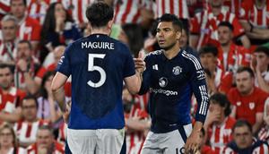 Gelandang Manchester United asal Brasil #18, Casemiro (kanan), merayakan gol pertamanya dalam pertandingan leg pertama semifinal Liga Europa UEFA antara Athletic Club Bilbao dan Manchester United di stadion San Mames di Bilbao, Jumat dini hari WIB (2-5-2025). (ANDER GILLENEA/AFP)