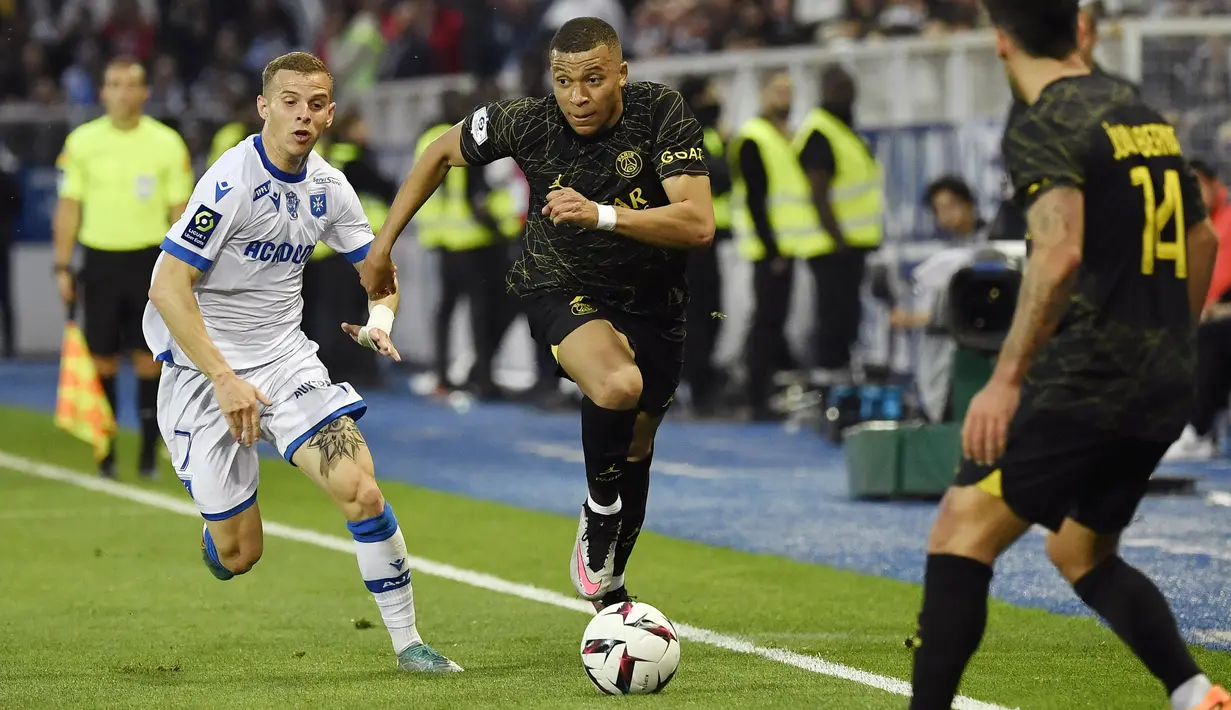 Pemain Paris Saint-Germain (PSG), Kylian Mbappe, menggiring bola saat melawan AJ Auxerre pada laga Liga Prancis, di Stade de I’Abbe Deschamps, Senin (22/5/2023). PSG menang dengan skor tipis 2-1. (AFP/Julien De Rosa)