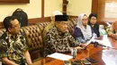 Ketua Umum Pengurus Besar Nahdlatul Ulama (PBNU), KH Said Aqil Siradj (kedua kiri) menggelar konferensi pers menyerukan perdamaian di Papua, di Jakarta, Senin (9/9/2019). Seruan untuk Papua damai dibacakan bergantian oleh seluruh tokoh yang hadir. (Liputan6.com/Angga Yuniar)