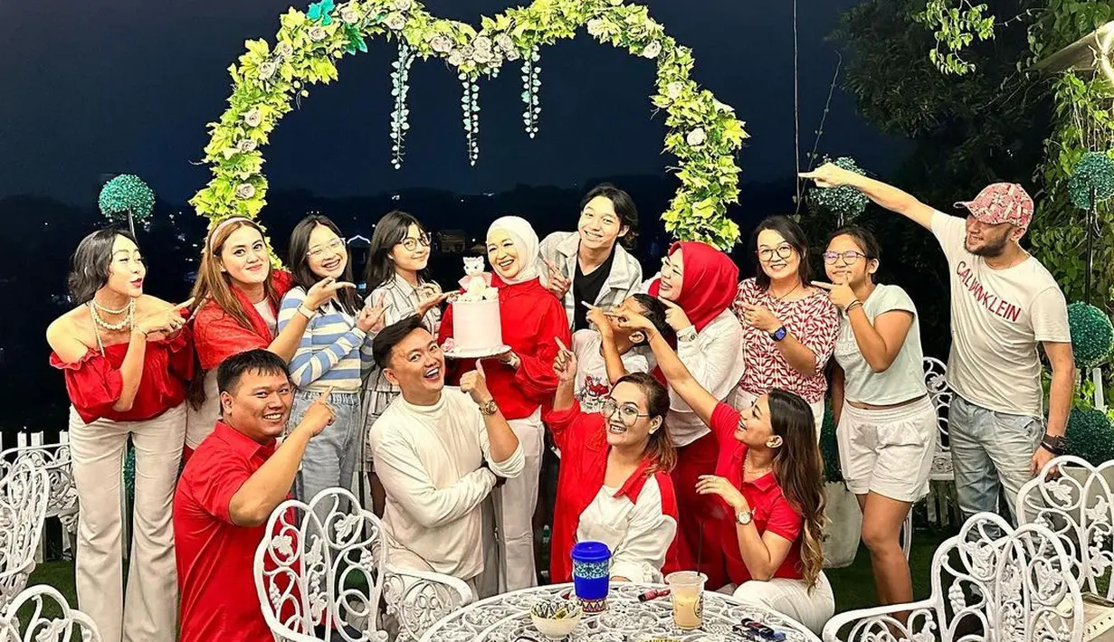 "Akhirnya skalian aku jadiin ajang ngumpul2 bareng sahabat aku.. dan ga nyangka donk ternyata udh disiapin surprise dari mereka buat aku & @zhialatas .. makasih loh.. kalian luar biasa," tulis Okie membagikan potret kemeriaan ultahnya. [Instagram/okieagustina_]