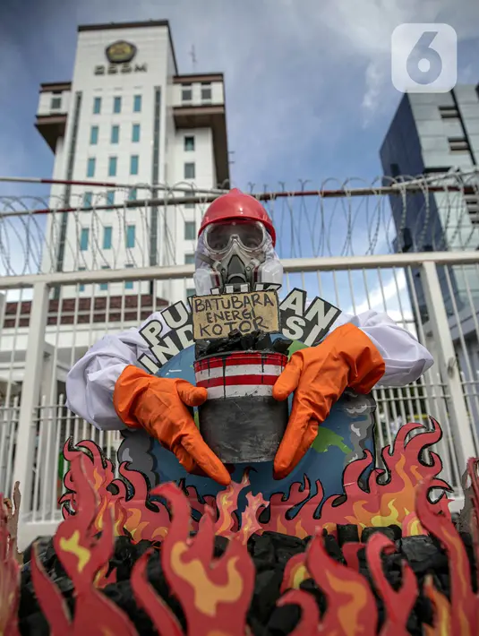 Aktivis Walhi menggelar aksi di depan Gedung ESDM, Jakarta, Jumat (11/12/2020). Dalam aksinya, mereka menuntut agar pemerintah menghentikan pembangunan PLTU Jawa 9 dan 10 serta beralih ke energi terbarukan karena alasan lingkungan. (Liputan6.com/Faizal Fanani)