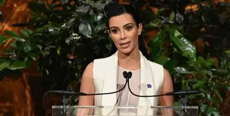 Kim Kardashian, istri dari Kanye West ini dikabarkan menyembunyikan kebahagiaannya. Mengenakan pakaian bergaya kasual, Kim disebut sedang mengandung anak ke-3 nya yang sudah lama menjadi perbincangan. (AFP/Bintang.com)