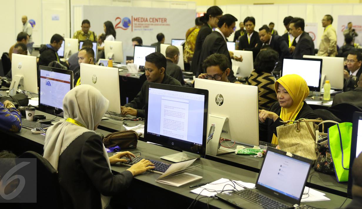 Kesibukan awak media di dalam media center KTT IORA 2017 di Jakarta Convention Center, Senin (6/3). Media center ini merupakan ruangan yang disediakan panitia untuk para jurnalis yang meliput kegiatan KTT IORA ke-20. (Liputan6.com/Angga Yuniar) 