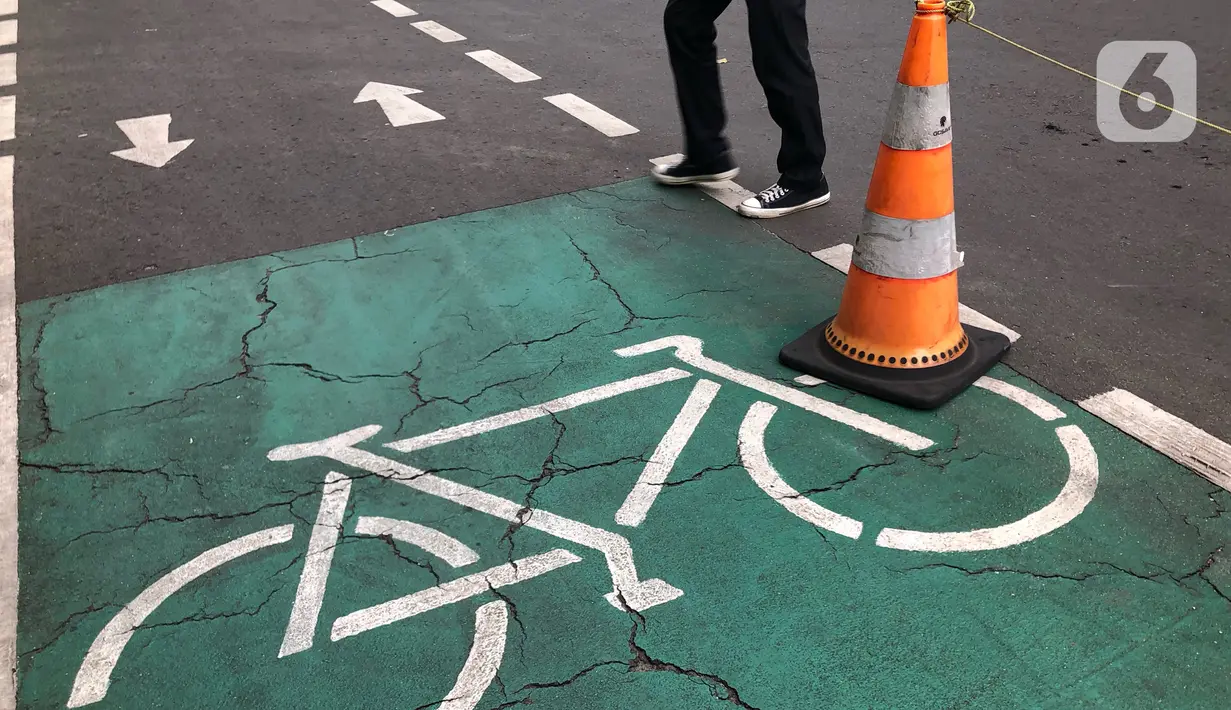 Jalur khusus sepeda di kawasan Blok M, Jakarta, Selasa (24/11/2020). Gubernur Anies Baswedan memperkirakan pembangunan jalur sepeda sepanjang 500 km di Ibu Kota bakal tertunda karena anggaran masih difokuskan untuk penanggulangan Covid-19 dan banjir. (Liputan6.com/Immanuel Antonius)