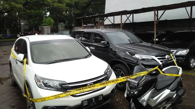 Barang bukti kendaraan yang diduga dibeli oleh suami istri dari hasil jualan sabu (Liputan6.com/ Eka Hakim)