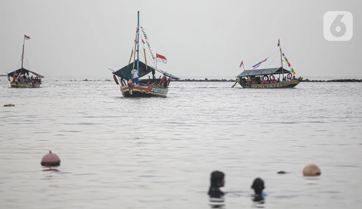 Sejumlah perahu yang membawa pengujung terlihat di Pantai Ancol, Jakarta, Rabu (28/12/2022). Isu cuaca yang kurang bersahabat pada hari ini, tidak menyurutkan keinginan warga menghabiskan libur untuk berwisata di kawasan wisata Ancol. (Liputan6.com/Faizal Fanani)