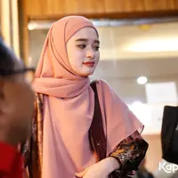 Inara Rusli penuhi panggilan penyidik Polda Metro Jaya, Kamis (13/7/2023). [Foto: Bayu Herdianto/KapanLagi.com]