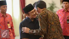 Mantan  Presiden Ke-3 RI Baharuddin Jusuf Habibie bersalaman dengan Presiden Joko Widodo untuk menghadiri jamuan makan siang di Istana Merdeka, Jakarta, Selasa (13/10/2015). (Liputan6.com/Faizal Fanani)