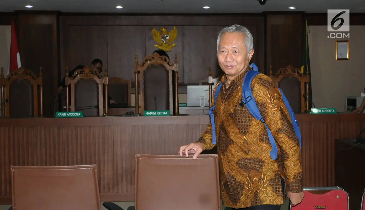 Terdakwa suap perizinan dan pengadaan proyek di lingkungan Ditjen Hubla TA 2016-2017 Antonius Tonny Budiono usai sidang di Pengadilan Tipikor, Jakarta, Kamis (17/5). Ia divonis lima tahun penjara, denda 300 juta rupiah. (Liputan6.com/Helmi Fithriansyah)