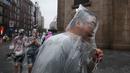 Badan Meteorologi Pusat Shanghai pada Rabu (30/7/2025) sore waktu setempat telah meningkatkan status peringatan hujan deras dari kuning menjadi oranye. (Hector RETAMAL/AFP)
