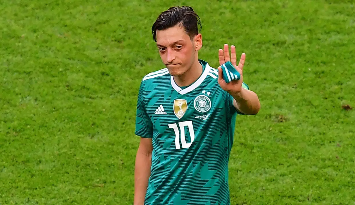 Gelandang timnas Jerman, Mesut Oezil, memutuskan pensiun dari pentas internasional, Minggu (22/7/2018). (AFP/Luis Acosta)