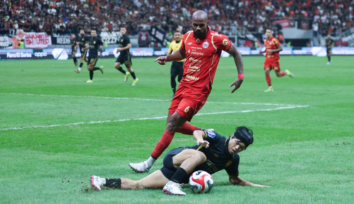 Hingga akhir babak pertama, tidak ada gol yang tercipta dari kedua tim. Tampak dalam foto, Thales Natanael Lira De Matos (Persija - berdiri) mencoba melewati adangan pemain Borneo FC pada pertandingan pekan ke-24 BRI Super League 2025/2026 di Jakarta International Stadium, Selasa (3/3/2026) malam WIB. (Bola.com/M Iqbal Ichsan)