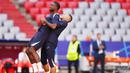 Pemain Prancis, Kylian Mbappe menggendong Youssouf Fofana saat mengikuti sesi latihan di Munich, Jerman, Senin (8/7/2024). (AFP/Franck Fife)
