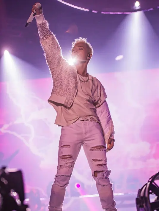 "setiap aku mengalami masa yang berat, membaca surat dari kalian dapat memberiku kekuatan. Terima kasih banyak. Aku mencintai dan merindukan kalian," ujarnya. (Foto: instagram.com/__youngbae__)