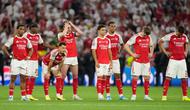 Para pemain Arsenal bereaksi saat adu penalti dalam pertandingan final Liga Champions antara Paris Saint-Germain dan Arsenal di Budapest, Hongaria, Sabtu, 30 Mei 2026. (AP Photo/Andreea Alexandru)