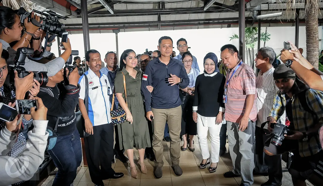 Agus Yudhoyono didampingi istrinya, Annisa Pohan dan Sylviana Murni tiba di BNN, Jakarta, Minggu (25/9). Pasangan Agus-Sylviana menjalani tes narkotika sebagai salah satu persyaratan calon kepala daerah untuk Pikada DKI 2017. (Liputan6.com/Faizal Fanani)
