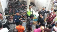 Polisi memberi garis polisi di loaksi terbakarnya toko kelontong yang menwasakan sepasang suami istri. Foto: (Dian Kurniawan/Liputan6.com)