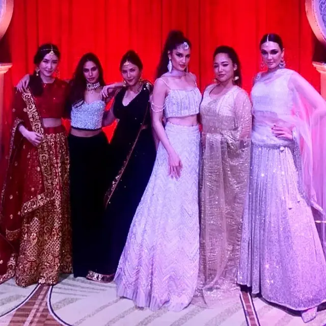 7 Gaya Cinta Laura saat Pakai Busana Ala India, Disebut Bak Aktris Bollywood