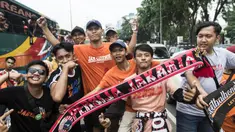 Suporter Persija Jakarta, The Jakmania, foto bersama saat akan menonton laga Liga 1 melawan Mitra Kukar di Senayan, Jakarta, Minggu (9/12). Persija berpeluang besar menjadi juara jika berhasil menang. (Bola.com/Vitalis Yogi Trisna)