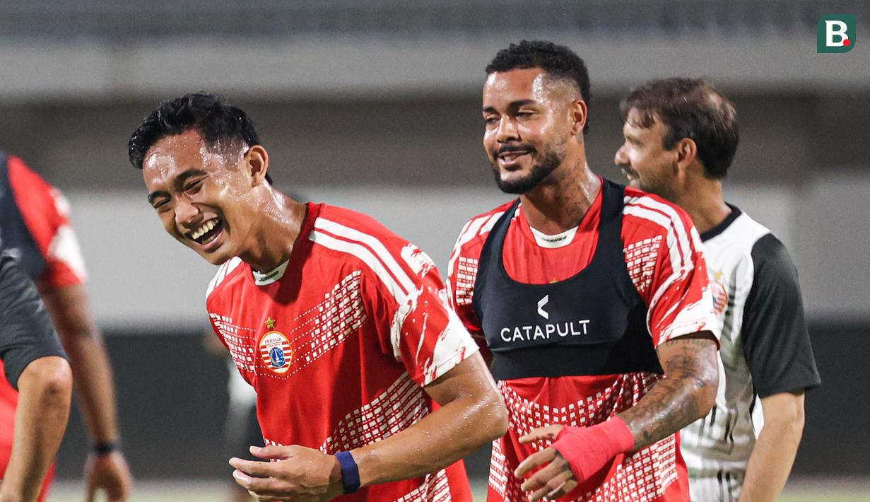Tawa lepas Rizky Ridho (kiri) di latihan terakhir Persija Jakarta jelang laga melawan Madura United yang digelar di Stadion Gelora Madura Ratu Pamelingan, Pamekasan, Jumat (23/10/2025).