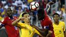 Pemain Brasil, Jonas (kiri) a berduel dengan pemain Haiti, Romain Genevois  pada penyisihan grup B Copa America Centenario 2016 di Orlando, Florida, AS, (9/6/2016) WIB. (Mandatory Credit: Kim Klement-USA TODAY Sports)