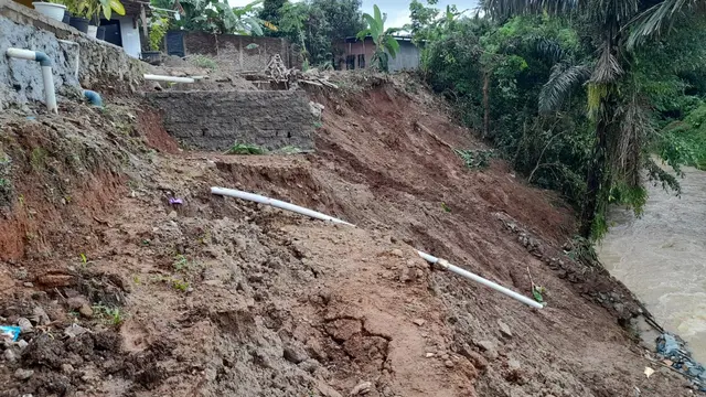 Rumah Yang Longsor Berada Di Bibir Sungai Cibanten, Kota Serang, Banten. (Rabu, 03/02/2021). (Liputan6.com/Yandhi Deslatama).